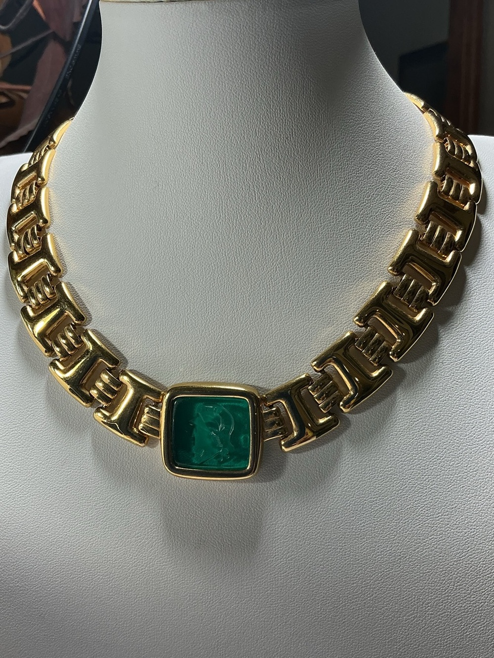 VTG Monet Gold Tone Link Necklace Green Glass Intaglio Roman Warrior Cameo - Picture 6 of 8